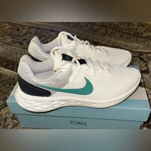 Nike Revolution Women’s Cream Green Shoes Size 8.5 New